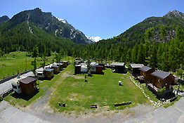 Panorama sul campeggio sullo sfondo Valeille