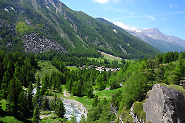 Il paese di Lillaz fotografato dalle cascate